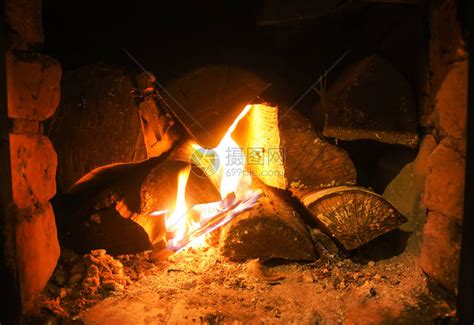 旧俄罗斯炉灶壁炉燃烧的烈火点燃了温暖的光芒高清图片下载-正版图片505835024-摄图网