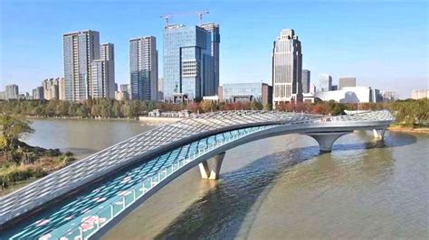 宜兴新建成“S”形桥梁 连接青墩公园和梅林地块 桥梁跨径约164米