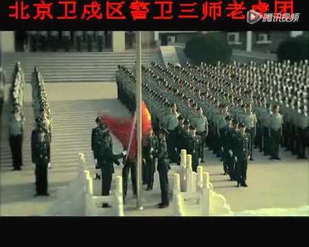 北京卫戍区某警卫团官兵进行两人三足接力赛