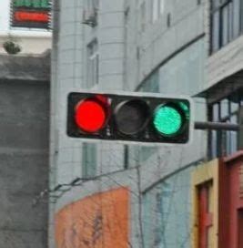 直行绿灯右转还是红灯？路口绿灯太短红灯太长？欢迎你为信号灯讲问题提意见！_交通