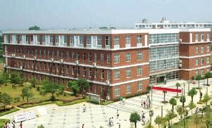 武汉科技大学城市学院拥有得天独厚的地理环境|武汉科技大学城市学院|东湖|湖光山色_新浪新闻