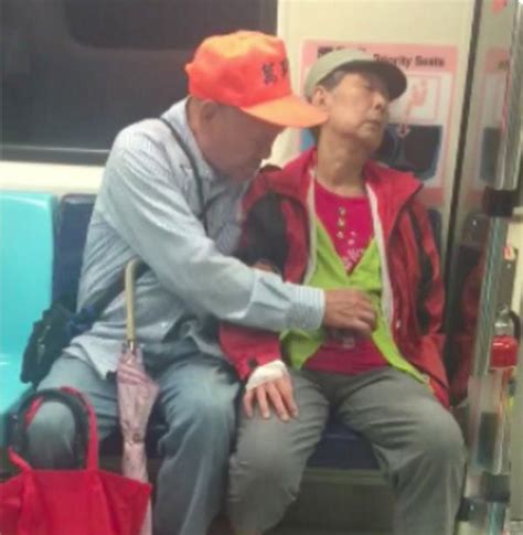 地铁上看到老头儿袭胸，女士一动不动，背后原因后感动不已