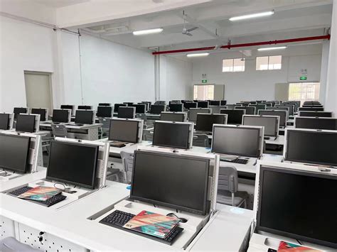 计算机教室 - 学生天地 - 黄冈科新技工学校