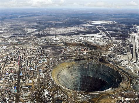 前苏联的神秘钻石矿洞：曾经每年生产1000万克拉，如今被关闭_米尔尼
