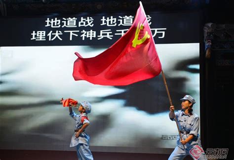 红色斗篷图片