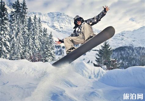 穿着戴滑雪棍头盔的快乐滑雪机站在雪高清图片下载-正版图片506333320-摄图网