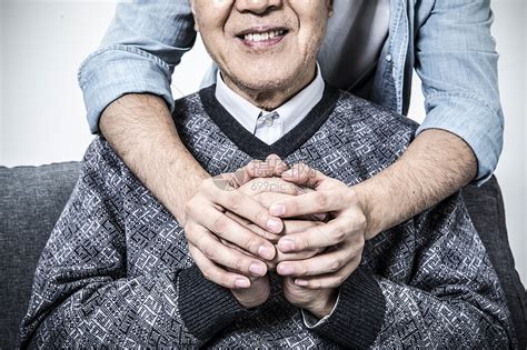 白峰：养老服务体系让老年人获得更尊重的关怀_上海养老