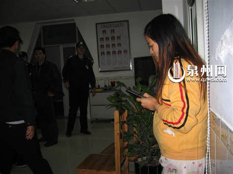 大厦藏20名卖淫女 警察扮客抓嫖 - 华声新闻