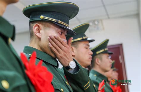 武警福建总队举行退役士兵向军旗告别仪式_央广网
