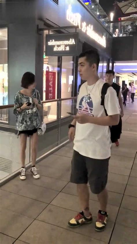 走路不要玩手机，否则，男朋友会丢的！_腾讯视频