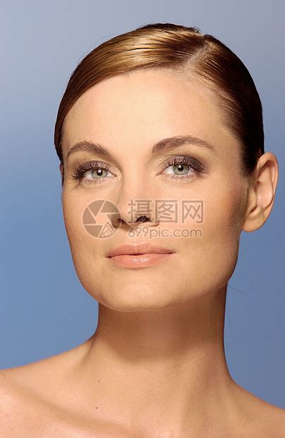 中老年女人对着镜子做颈部护理高清图片下载-正版图片501907454-摄图网