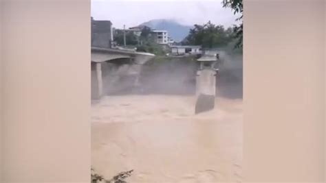 四川江油青莲老石拱桥最后一段被洪水冲垮-中新网