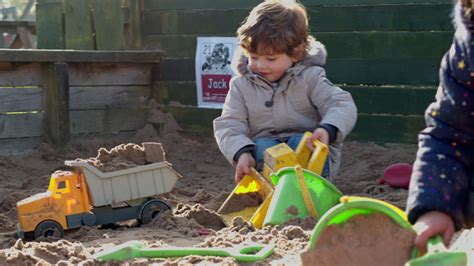 沙坑里挖沙子的小男孩mov格式视频下载_正版视频编号3628709-摄图网