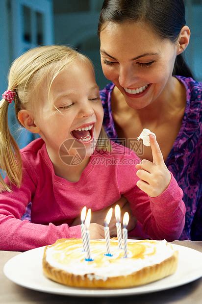 母亲和女儿庆祝生日高清图片下载-正版图片501440546-摄图网