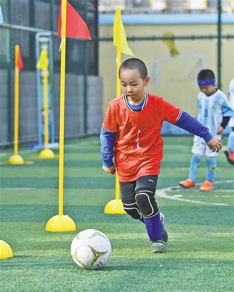 内蒙古日报数字报-幼儿足球,向快乐出发！