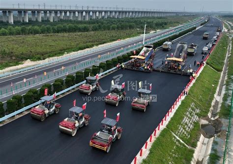 京沪高速公路改扩建工程（淮安段）机械化摊铺沥青-人民图片网