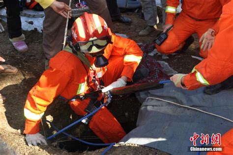 湖北村民坠入40米深天坑 消防紧急救援(组图)（4）-千龙网·中国首都网
