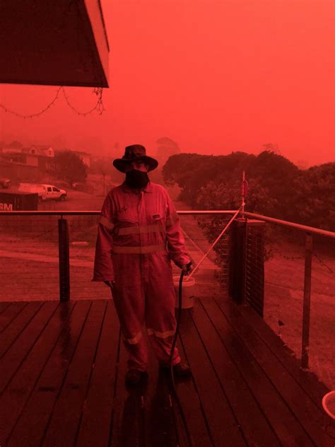 澳大利亚现血色天空，超4千人海滩躲避山火