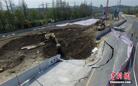 面包车被坑！福利路突发地陷，路面现3米深大坑…-桂林生活网新闻中心