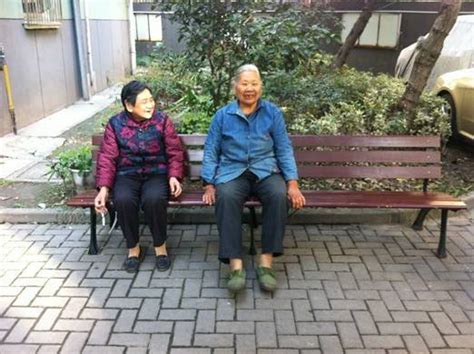 杭州庆春门社区安装休闲座椅 改善小区环境 - 资材资讯 - 园林资材网