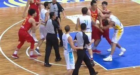 中国男篮与巴西男篮打架斗殴事件回顾，朱芳雨使出组合拳~_腾讯视频