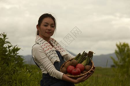 女人们在农田里干活高清图片下载-正版图片502245793-摄图网