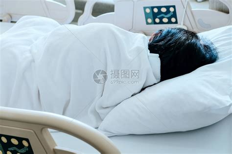 躺在病床上的老人图片免费下载_红动中国