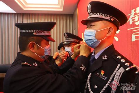 视频：首个中国人民警察节 四川公安举行警旗升旗仪式 - 川观新闻