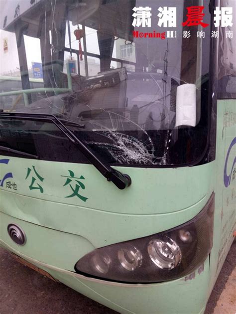 煤炭坝公交车与大巴车起冲突 连续两天4台车被撞坏_湖南频道_凤凰网