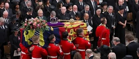 菲利普亲王葬礼在温莎城堡举行，英女王独坐角落送别丈夫_凤凰网视频_凤凰网