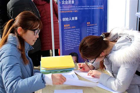 临泽县人民政府-临泽县举办“促进转移就业，助力脱贫攻坚”专场招聘会