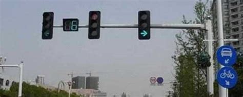 右转要看红绿灯吗？-有驾