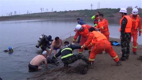 新乡两男子落水 水上救援队员紧急营救！_大豫网_腾讯网