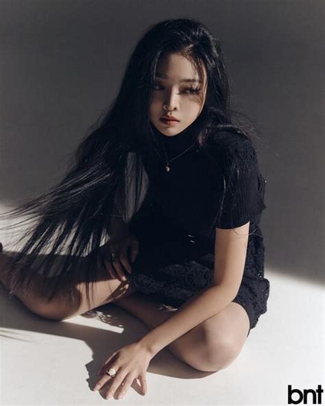 韩国女歌手IU时尚写真 潮流搭配演绎别样气质
