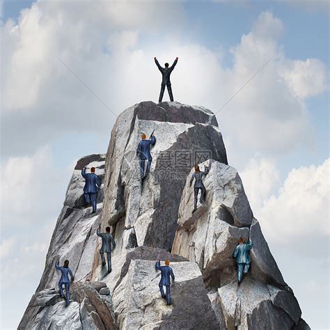 攀登顶级职业商业,群商人攀登座岩石山,个个人领导人达顶峰高峰,个成功的比喻高清图片下载-正版图片300849665-摄图网