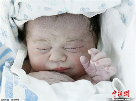 准爸妈期待未出世的宝宝—高清视频下载、购买_视觉中国视频素材中心