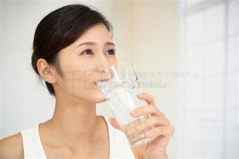 为什么男人会喝女方喝过的水呢-528时尚
