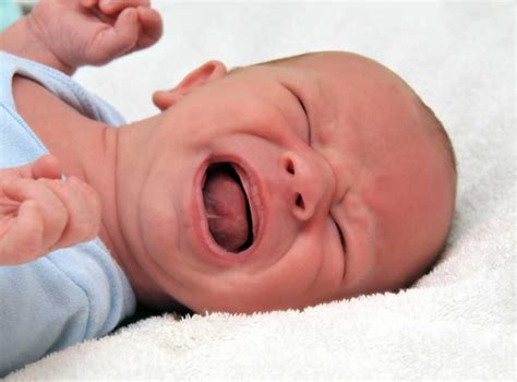 不高兴的小婴儿图片-哭泣的刚出生的婴儿素材-高清图片-摄影照片-寻图免费打包下载