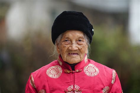 “最老网红”成都百岁吃货奶奶，“她不是IP，没有人设”_澎湃新闻-The Paper