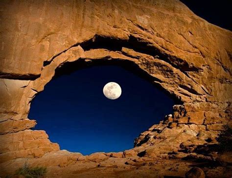 北窗和月亮 - 拱門國家公園，猶他州。 #夜空#