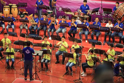 裕东小学管乐团第一个上场，他们演奏的是《豪勇七杰》和《龙舌兰》。---耿德龙指挥