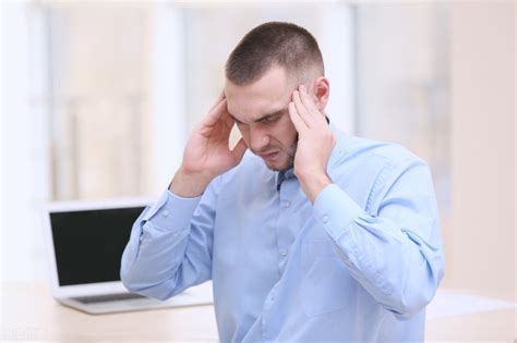 患有丛集性头痛的人在正确诊断时常常面临很长时间的延迟 - 知乎