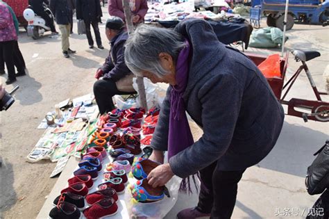 7旬老人摆摊卖童鞋 自己赚自己花才实在_鞋业资讯_行业新闻 - 中国鞋网
