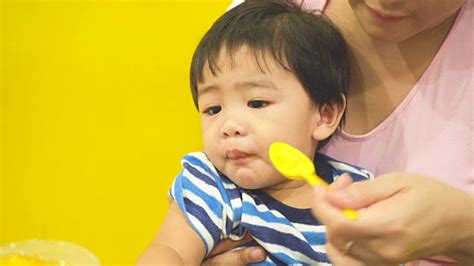 可爱的亚洲宝宝和妈妈一起吃和玩视频素材_ID:VCG42N954294822-VCG.COM