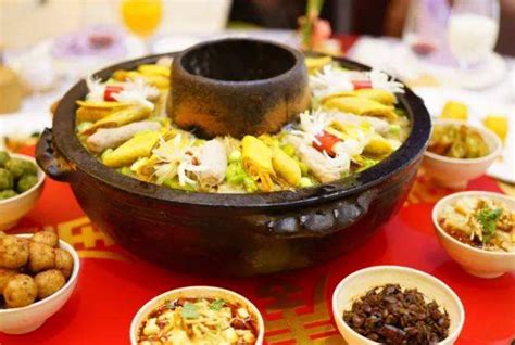 在云南腾冲，土锅子又名“锅子菜”，是腾冲一道风味独特的菜肴！