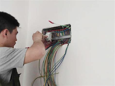 家里改电线怎么找电工,赶紧找一个电工师傅上门改电线吧