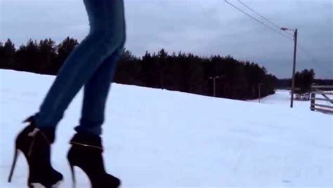 美女穿高跟鞋雪地里爬坡，真不怕冷！
