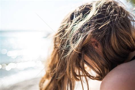 以大海为背景的年轻女子头发随风飘扬海岸的红发女孩高清图片下载-正版图片506282029-摄图网