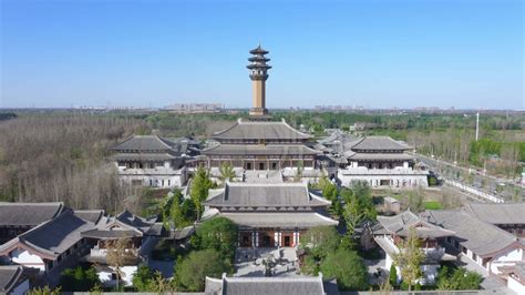 廊房头条胡同，清代为京师重要商业区，现为北京文化新地标