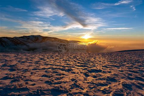 以山为背景的冬季全景观高清图片下载-正版图片505127067-摄图网